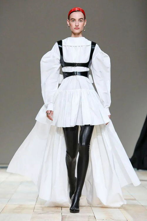 代表麥昆的一抹紅色,從服裝蔓延到發(fā)絲,來自alexander mcqueen女性無畏的英雄氣概